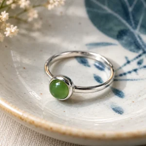 Bague en jade vert, cabochon de jadéite