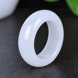 Bague jade blanc, anneau plein de néphrite