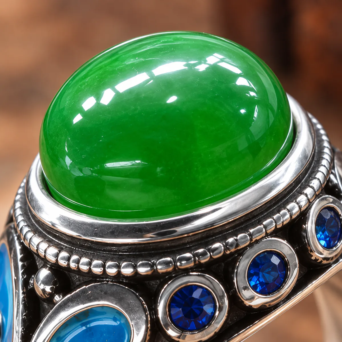 Bague jade et argent 925, jonc serti clos, gros plan sur le grain et la translucidite de la pierre