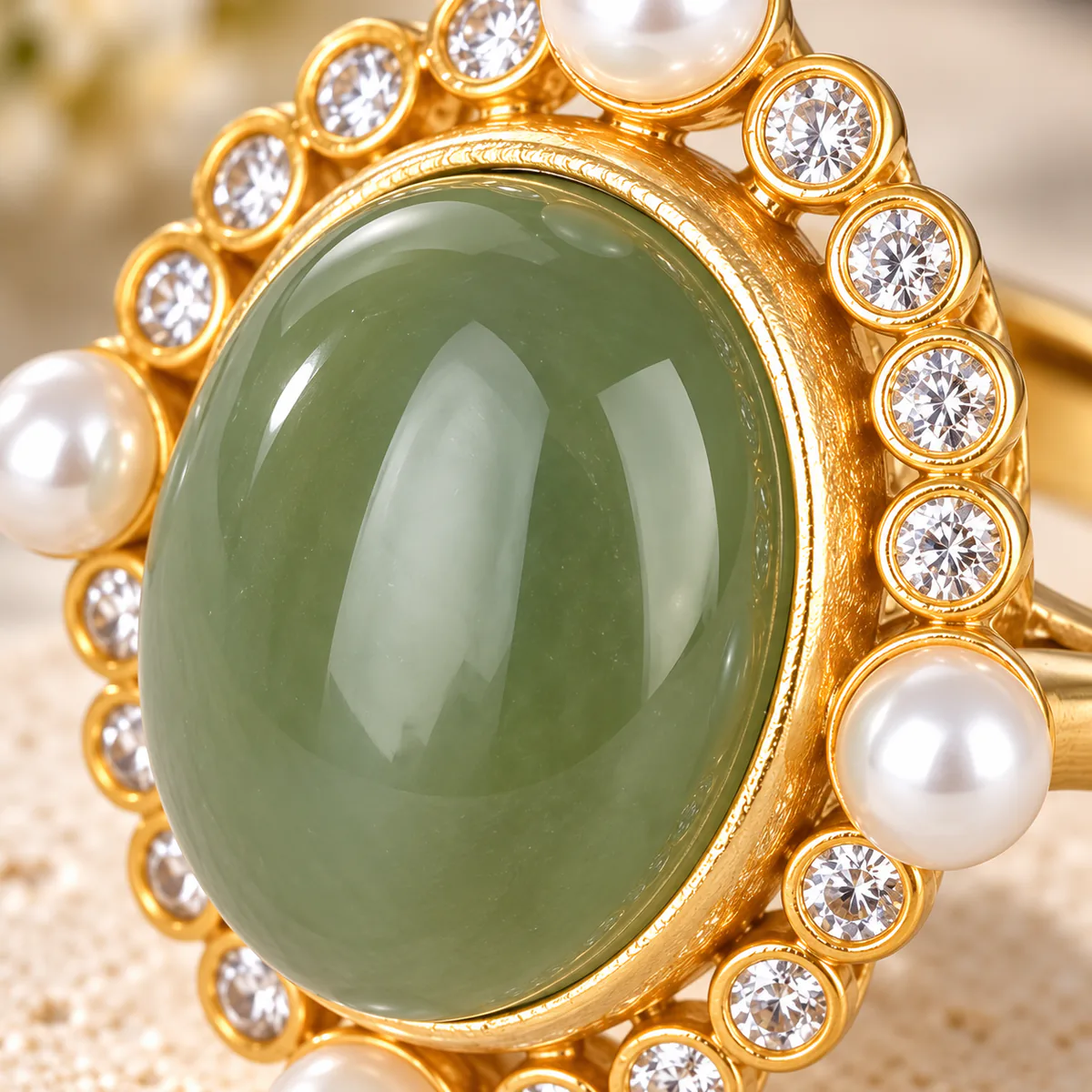 Bague jade et or, cabochon de jadéite verte, gros plan sur le grain et la translucidite de la pierre