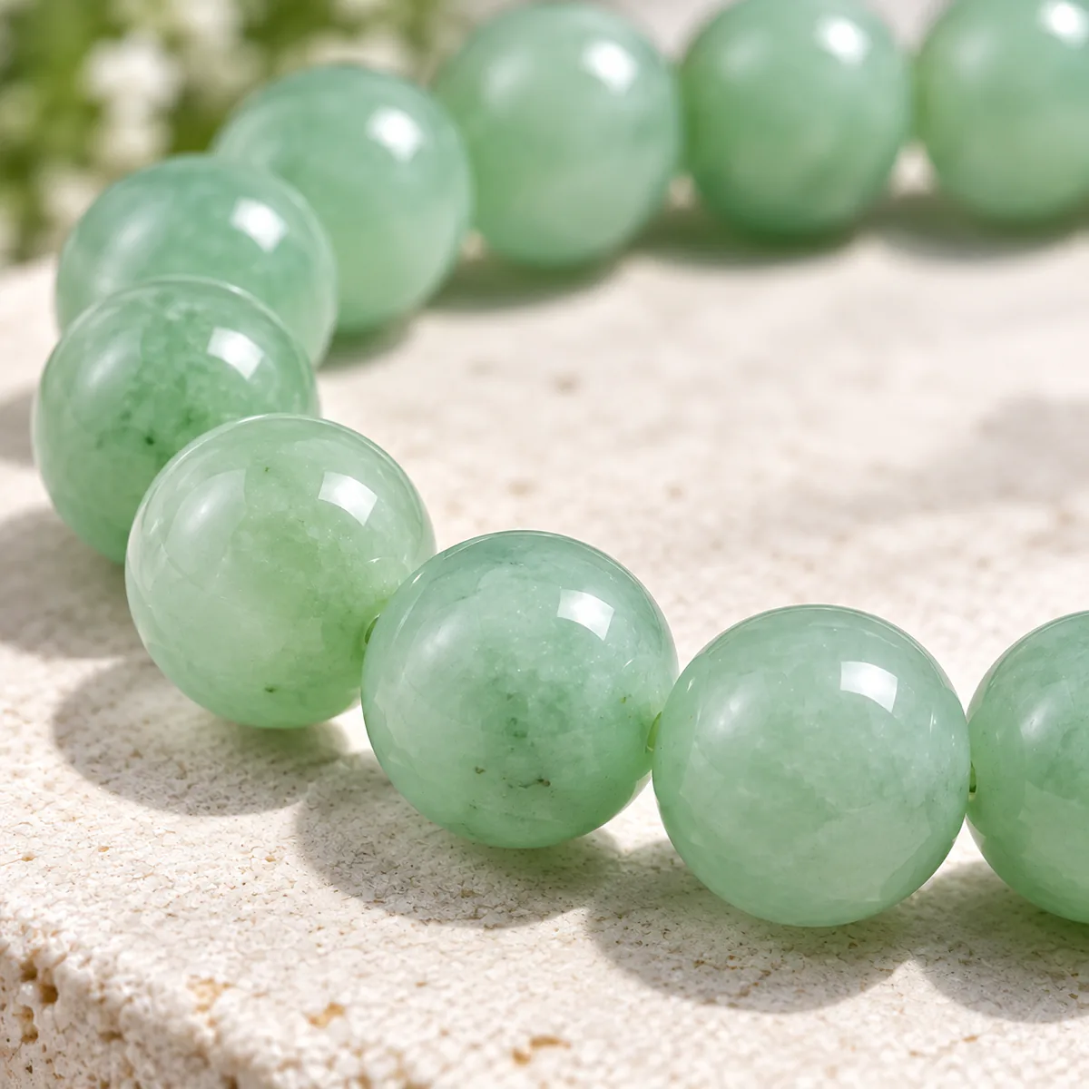 Bracelet boule jade, perles pleines de néphrite, gros plan sur le grain et la translucidite de la pierre