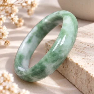 Bracelet jade femme, jonc en jadéite vert clair