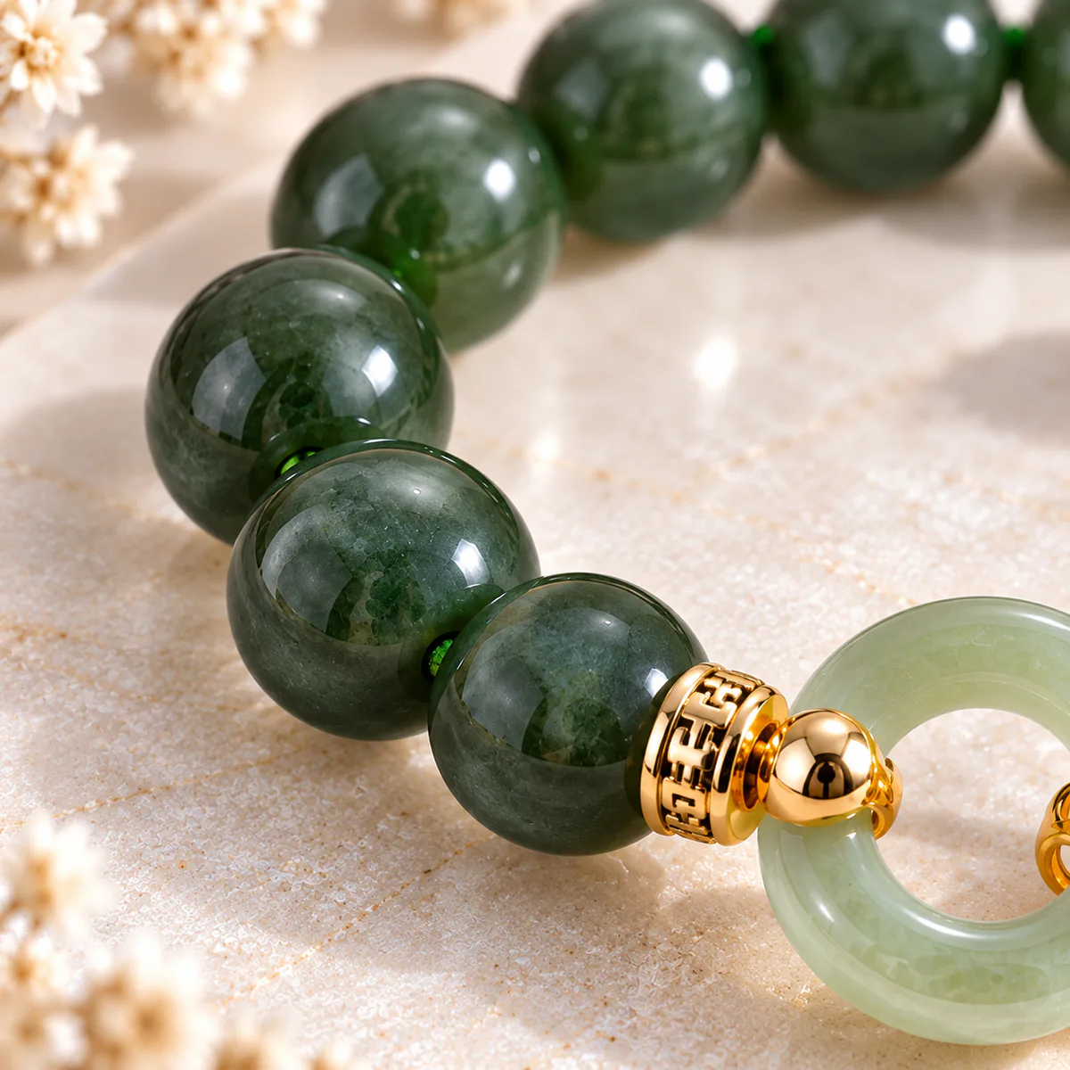 Bracelet jade homme en néphrite vert sombre, gros plan sur le grain et la translucidite de la pierre