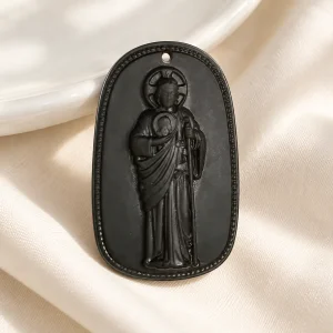Collier jade noir, médaille de saint Jude sculptée