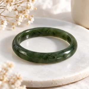 Jonc en néphrite vert épinard, poli plein