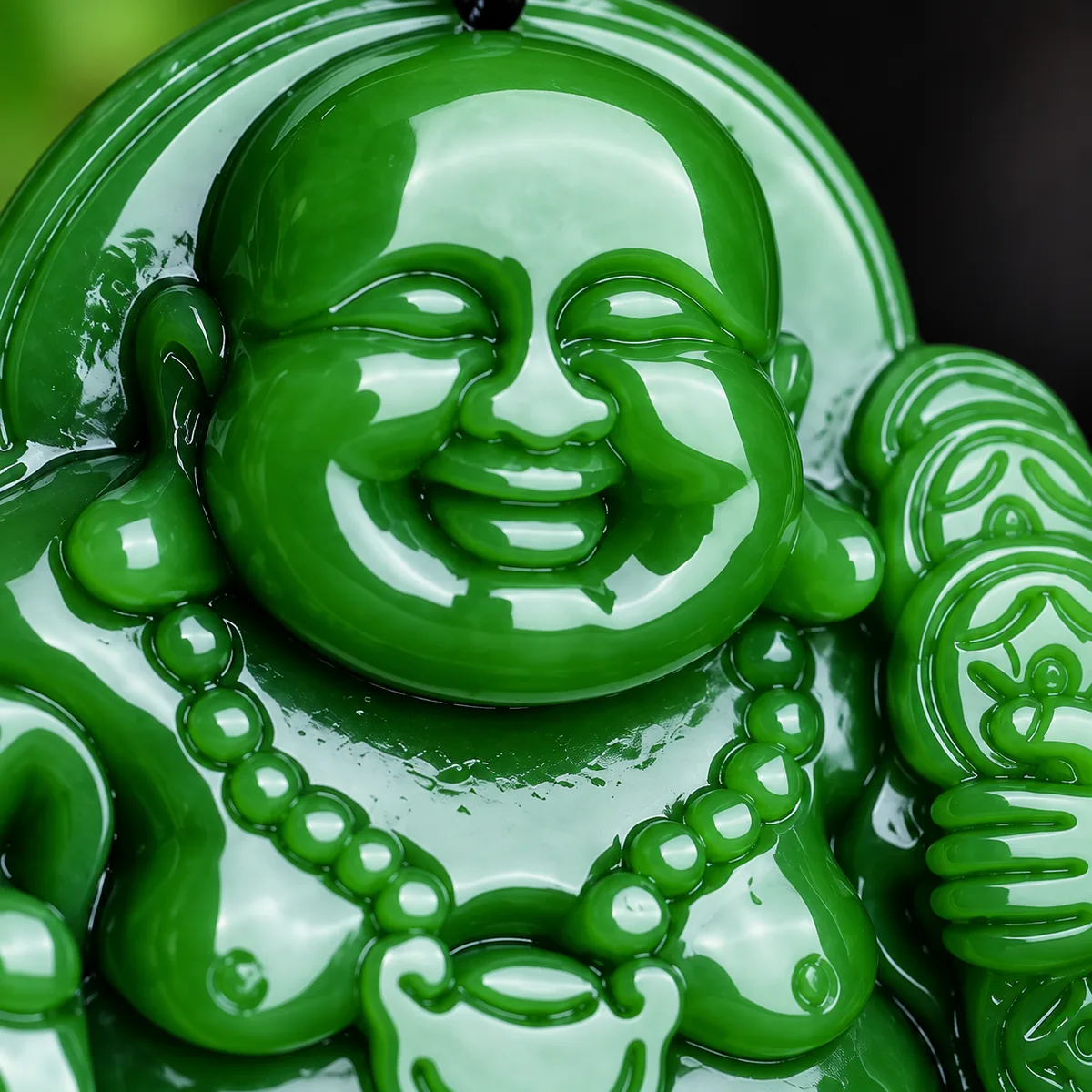 Pendentif bouddha en jade, jadéite verte, gros plan sur le grain et la translucidite de la pierre