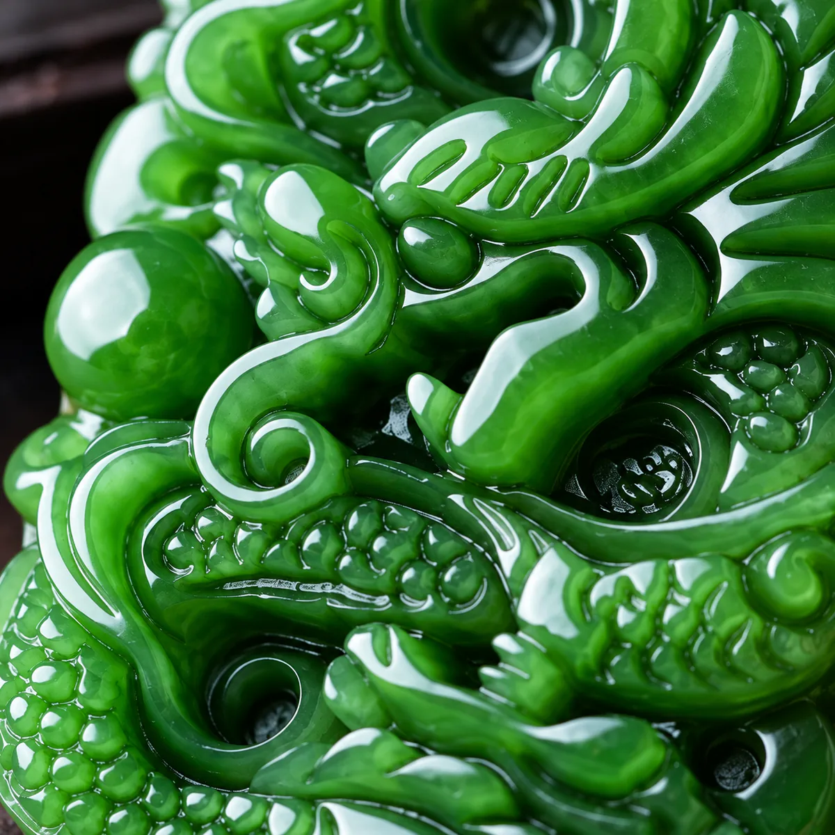 Pendentif dragon en jade, jadéite sculptée, gros plan sur le grain et la translucidite de la pierre