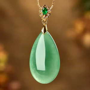 Pendentif en néphrite, goutte polie sous bélière dorée