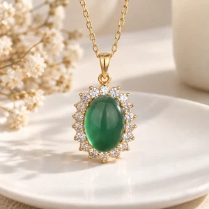Pendentif jade et or, cabochon ovale en entourage