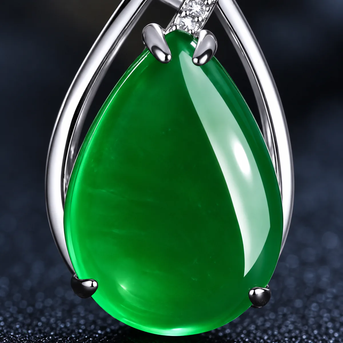 Pendentif jade vert, cabochon de jadéite, gros plan sur le grain et la translucidite de la pierre
