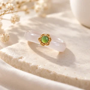 Bague en jade blanc et or, petite fleur sertie