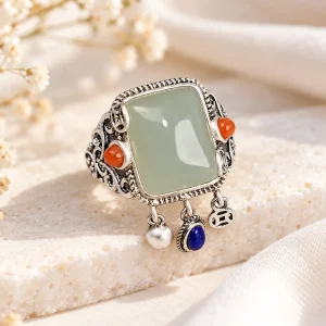 Bague carrée en jade et corail, argent ciselé