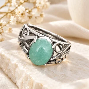Bague en jade vert d’eau, argent ajouré