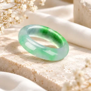 Bague en jade vert et blanc, anneau panaché