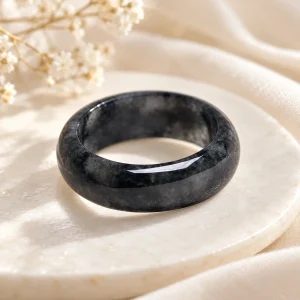 Bague jonc en jade noir, anneau plein
