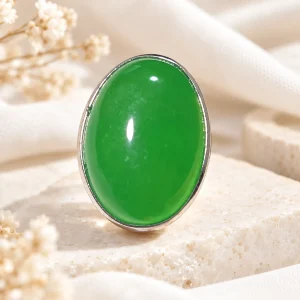 Bague ovale en jade vert, monture d’argent