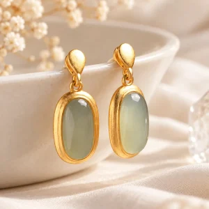 Boucles d’oreilles cabochon de jade, or mat