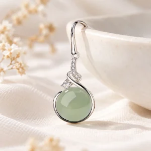 Boucles d’oreilles en jade vert d’eau et zircons