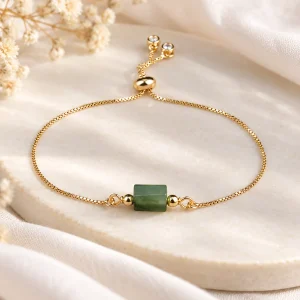 Bracelet chaîne dorée et tube de jade