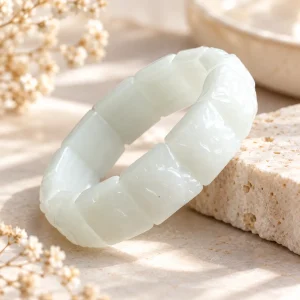 Bracelet de jade blanc sculpté, plaques à relief