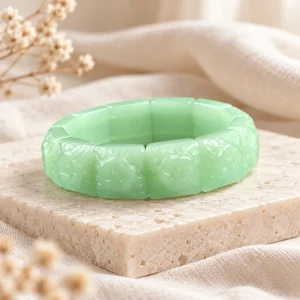 Bracelet de jade gravé, plaques à motif