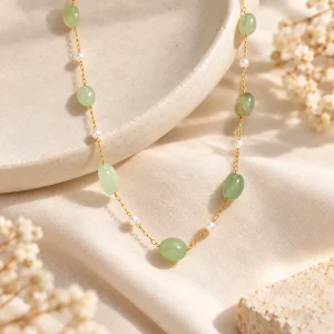 Collier de jade fin, perles espacées sur chaîne dorée