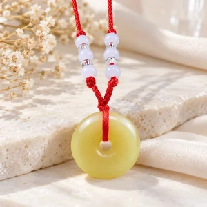 Collier en jade jaune, disque sur cordon rouge