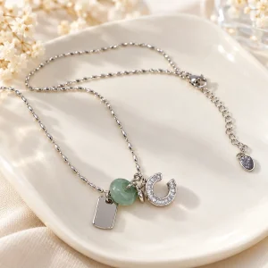 Collier de jade porte-bonheur, fer à cheval