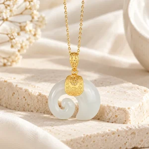 Collier ruyi en jade blanc, chaîne dorée