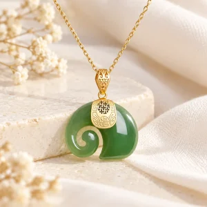 Collier ruyi en jade vert, chaîne dorée
