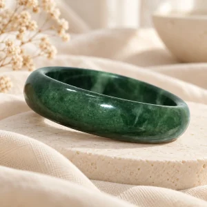 Jonc en jade bombé, néphrite vert sombre