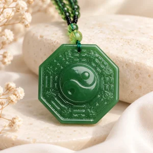 Pendentif bagua en jade, yin et yang