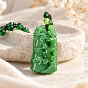 Pendentif en jade sculpté, grappe de raisin