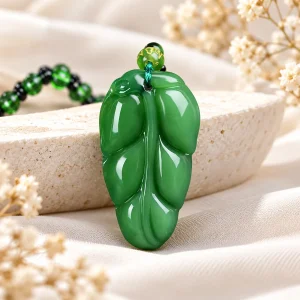 Pendentif feuille en jade