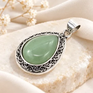 Pendentif goutte en jade, monture argentée ciselée