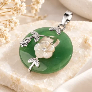 Pendentif disque de jade et fleur de nacre