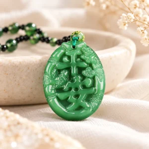 Pendentif ovale en jade, caractère sculpté