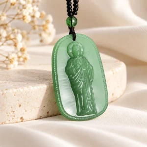 Pendentif plaque de jade, figure gravée